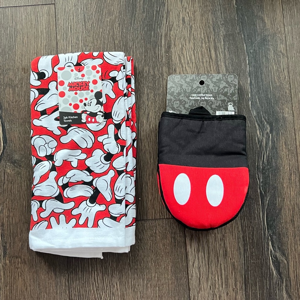 New!! Matching Mickey Mouse Kitchen Set. Two Oven Mitts + Two Kitchen Towels